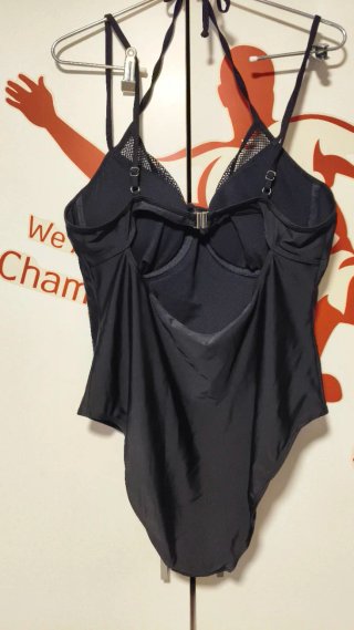 Bañador negro con detalles de malla