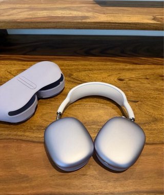 Apple AirPods Max A1384 Plata     Tienen un mes