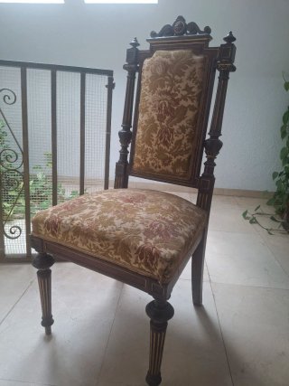 Sillas antiguas de madera y tela