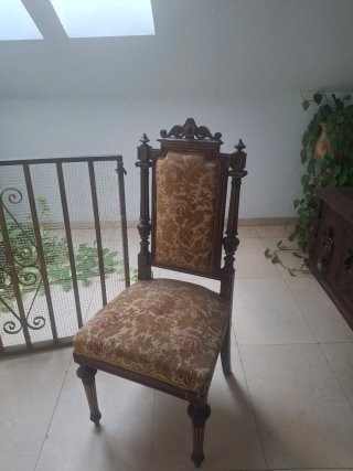 Sillas antiguas de madera y tela