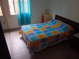 Habitación disponible en piso tranquilo.