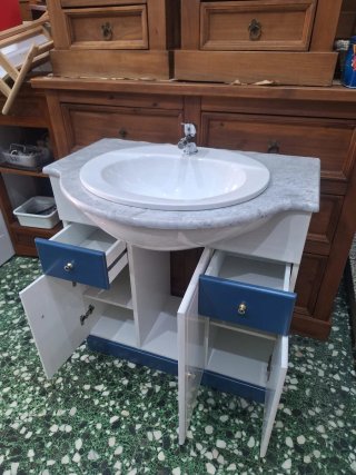 Mueble de baño con lavabo y grifo