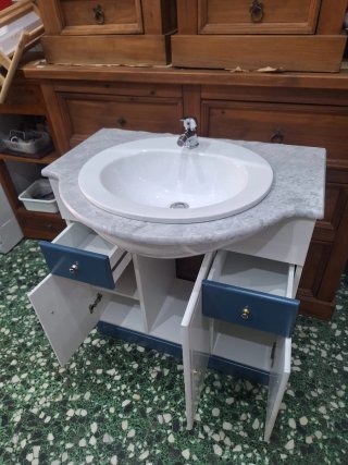 Mueble de baño con lavabo y grifo