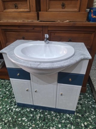 Mueble de baño con lavabo y grifo