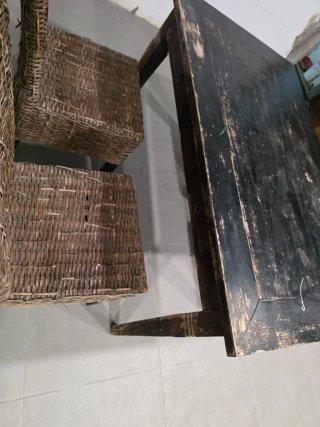 Mesa de madera negra con 4 sillas