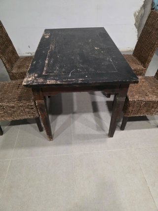 Mesa de madera negra con 4 sillas