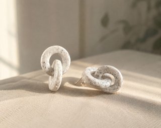 Pendientes poliméricos grises y blancos