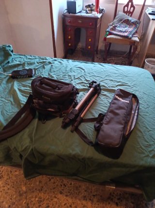 Trípode y bolsa de cámara Canon y Velbon
