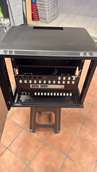 Rack 19 con Switch Gigabit D-Link y 2 Patch