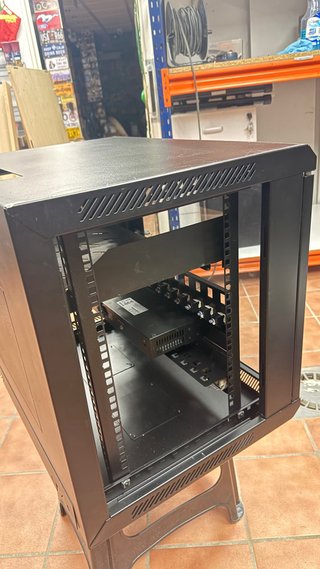 Rack 19 con Switch Gigabit D-Link y 2 Patch