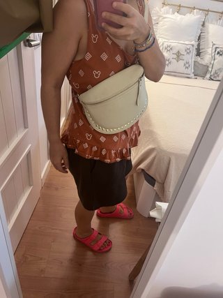 Bolso riñonera piel gris tachuelas