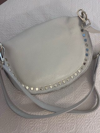 Bolso riñonera piel gris tachuelas