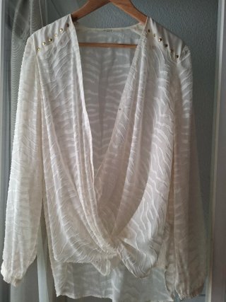 Blusa Guess blanco roto con Detalles Dorados