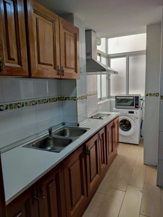 Se alquila bonita habitación en zona Alhamar