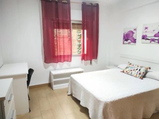 Se alquila bonita habitación en zona Alhamar