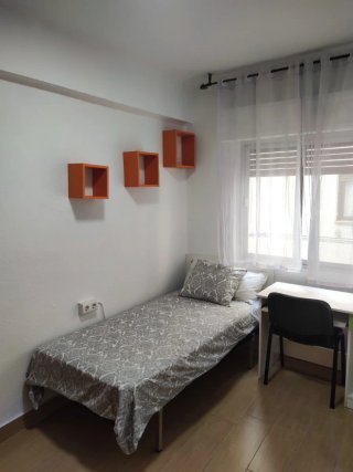 Se alquila bonita habitación en zona Alhamar