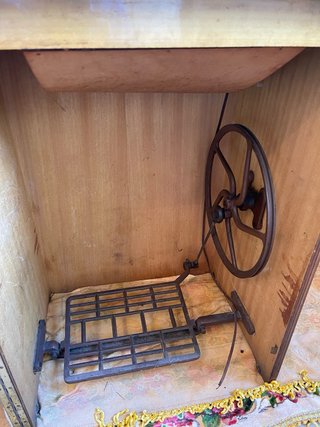 Máquina de coser Singer antigua con mueble