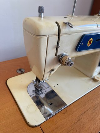 Máquina de coser Singer antigua con mueble