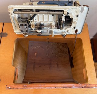 Máquina de coser Singer antigua con mueble
