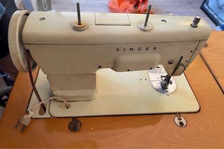Máquina de coser Singer antigua con mueble