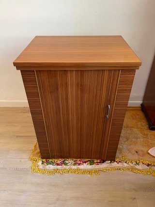 Máquina de coser Singer antigua con mueble