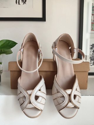 Sandali beige tacco largo donna n.38. Nuovi.
