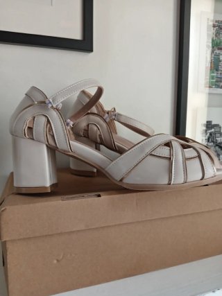 Sandali beige tacco largo donna n.38. Nuovi.