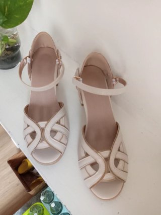 Sandali beige tacco largo donna n.38. Nuovi.