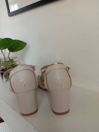 Sandali beige tacco largo donna n.38. Nuovi.