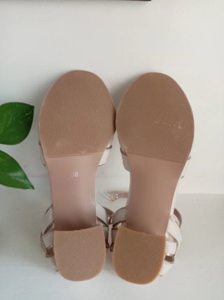 Sandali beige tacco largo donna n.38. Nuovi.