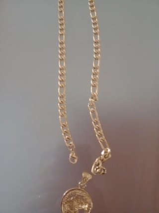 Cadena dorada con colgante de herradura