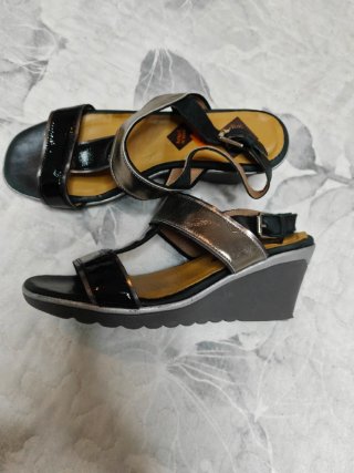 Sandalias cuña piel negras y plateadas