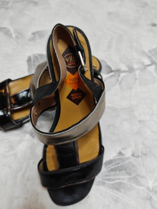 Sandalias cuña piel negras y plateadas