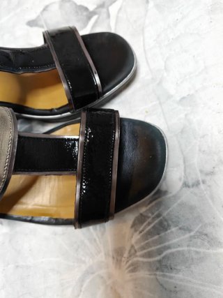 Sandalias cuña piel negras y plateadas