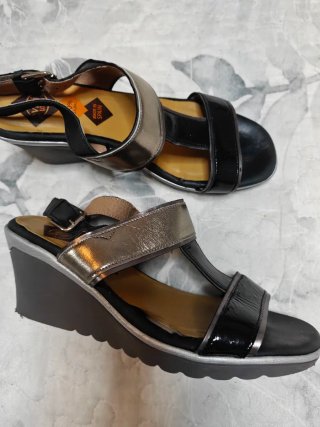 Sandalias cuña piel negras y plateadas