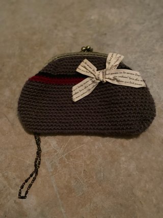 Bolso de mano tejido con cadena