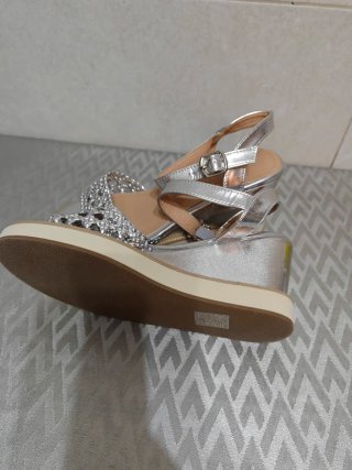 Sandalias cuña plateadas
