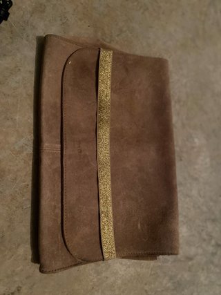 Bolso de mano  con detalle dorado