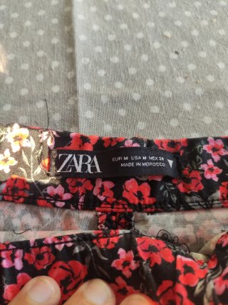 Falda floral negra y roja