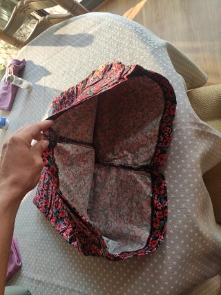 Falda floral negra y roja