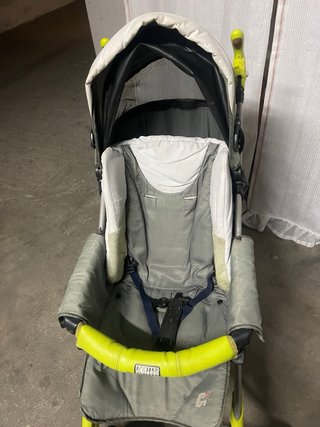 Passeggino leggero grigio e giallo