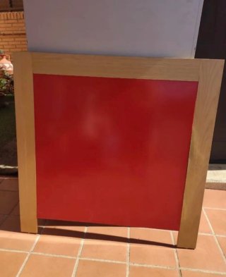 Cabecero de cama de madera y rojo