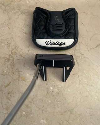 Putter de golf KING negro con funda para la cabeza