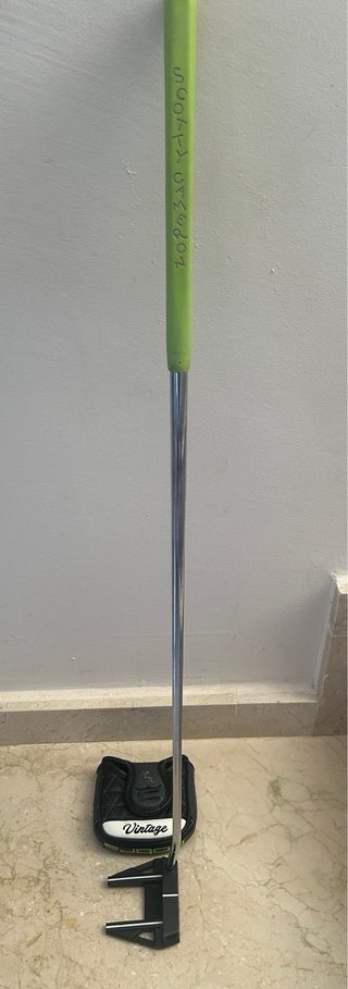 Putter de golf KING negro con funda para la cabeza