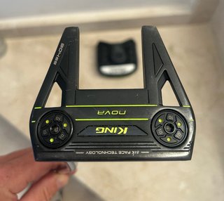 Putter de golf KING negro con funda para la cabeza