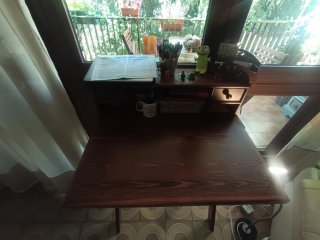 Escritorio de madera marrón
