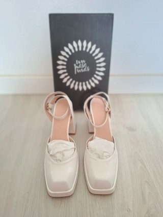 Sandalias de tacón beige y blancas
