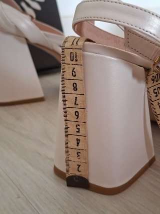 Sandalias de tacón beige y blancas