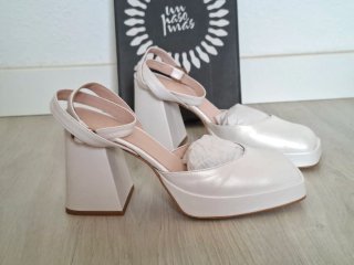 Sandalias de tacón beige y blancas
