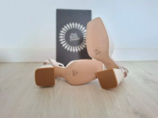 Sandalias de tacón beige y blancas